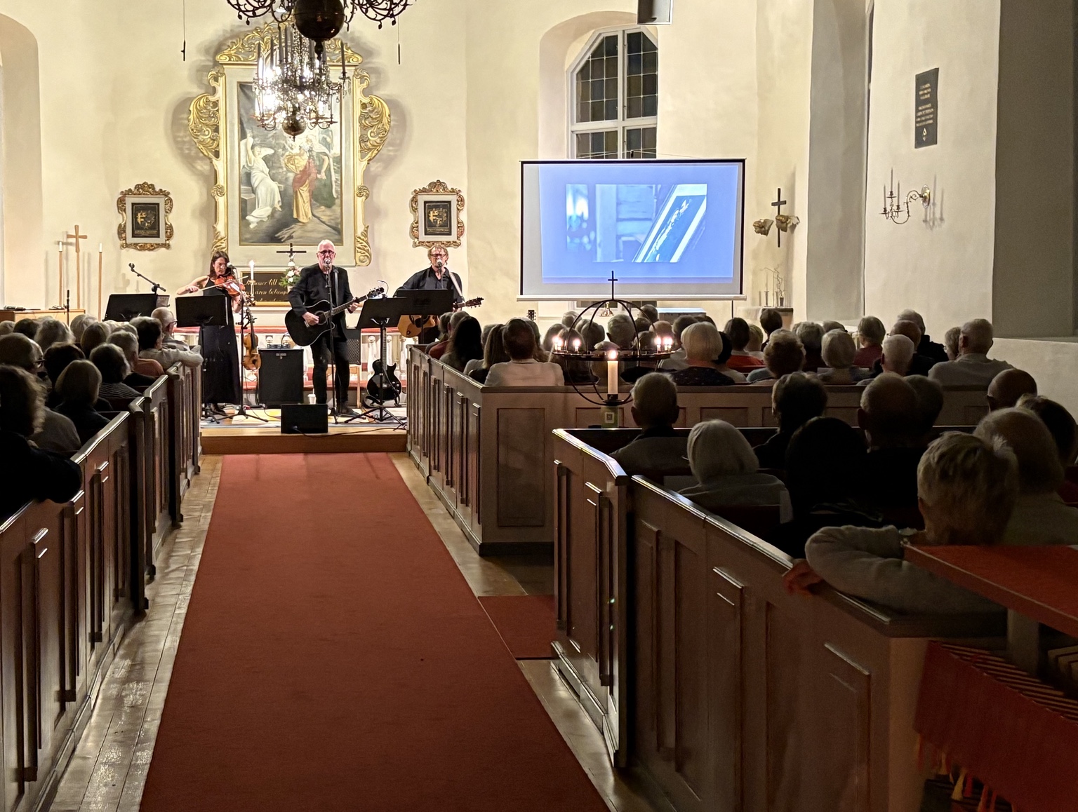 Playin’ Prayers framför Cash-programmet inför publik i ett kyrkorum