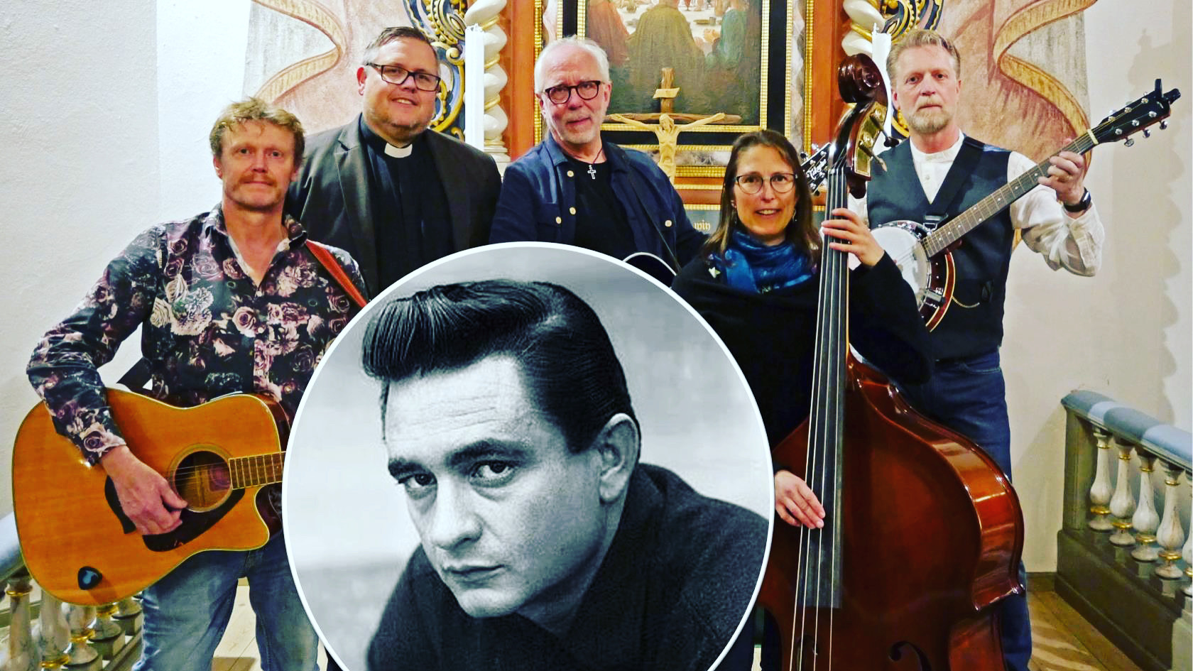 Playin’ Prayers samlade i ett kyrkorum med ett porträtt av Johnny Cash